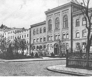 Tak wyglądały bydgoskie szkoły ponad 100 lat temu. Na archiwalnych zdjęciach widać uczniów uczących się pisać na maszynach, szkolne gabinety lekarskie