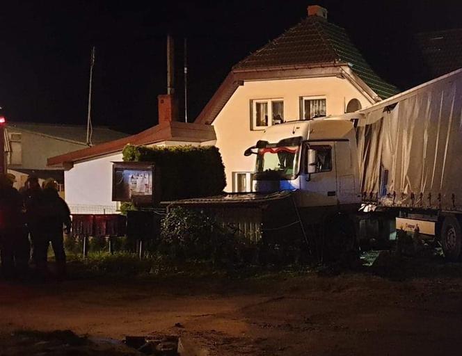 W miejscowości Przydargiń samochód ciężarowy uderzył w budynek mieszkalny. 