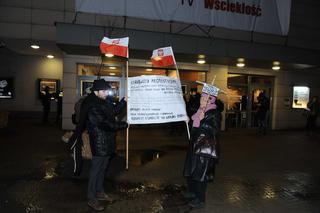 Protesty pod Teatrem Powszechnym