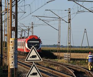 Tragedia na przejeździe kolejowym pod Gnieznem. Nie żyje kierowca osobówki!