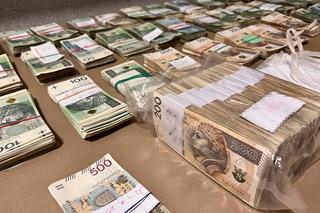 Warszawa. Senior z Mokotowa chciał pomóc policjantom. Wyniósł przed blok 650 tysięcy złotych w reklamówce  