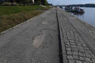 Turyści i mieszkańcy pytają prezydenta miasta: Kiedy remont toruńskiego chodnika nad Wisłą?