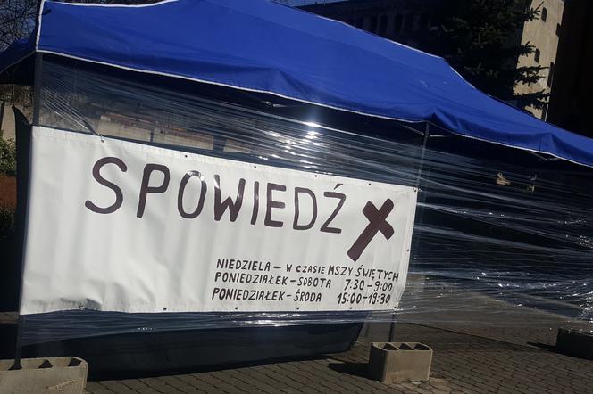 Spowiedź w namiocie i przy garażach