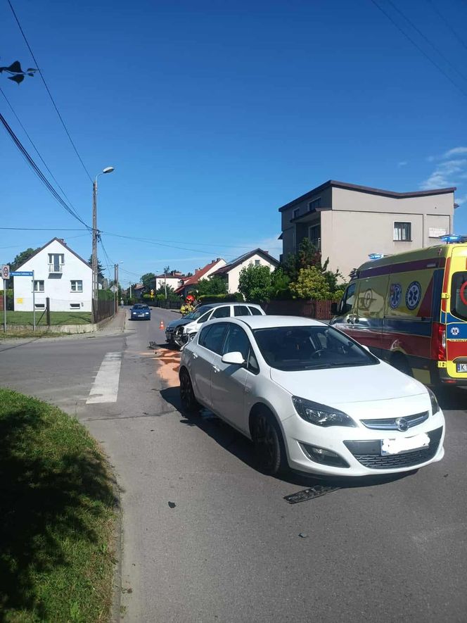 Zderzenie dwóch samochodów osobowych w Tarnowie. Jednak osoba trafiła o szpitala
