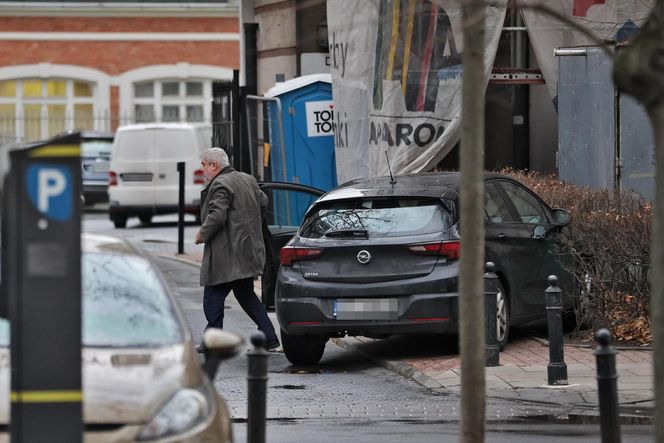 Ardanowski zaparkował jak na polu