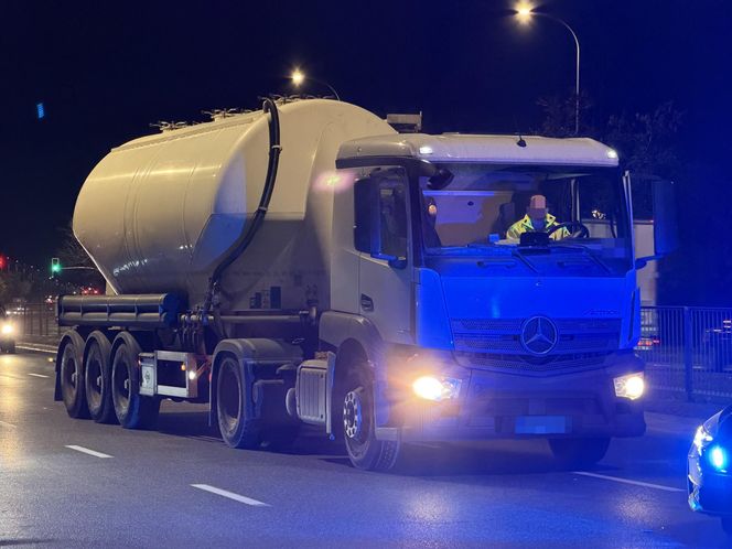 Wbiegł prosto pod cysternę i przeleciał kilkanaście metrów! Stan krytyczny