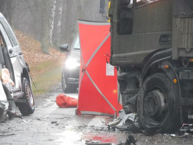 Masowy wypadek pod Warszawą! Zderzenie trzech aut z wojskową ciężarówką. Jedna osoba nie żyje