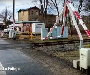 Lutol suchy: Wjechał w rogatki na przejeździe... Było o włos od tragedii!