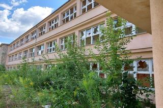 Budynek byłej szkoły przy Kieleckiej to dziś ruina ( zdjęcia lipiec 2024)