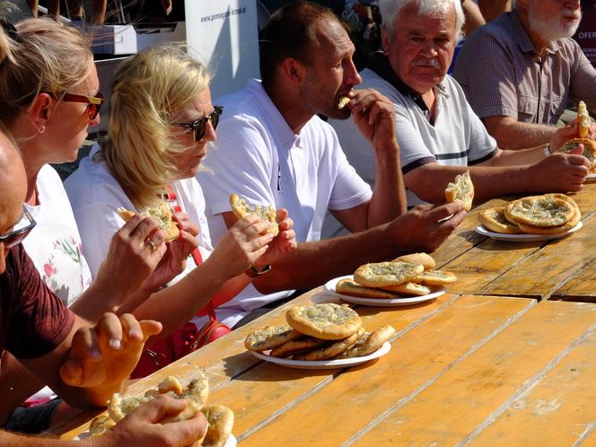 Lubelski Festiwal Smaku. Pan Andrzej został Mistrzem Świata w jedzeniu lubelskich cebularzy