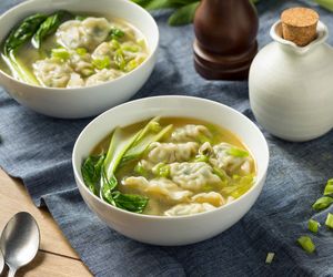 Zupa wonton jak z chińskiej restauracji – prosty i szybki przepis na domową wersję