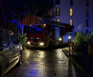 Z mieszkania na Mokotowie wydobywał się dym. W środku znaleziono ciało mężczyzny. Leżało wśród szalejących płomieni