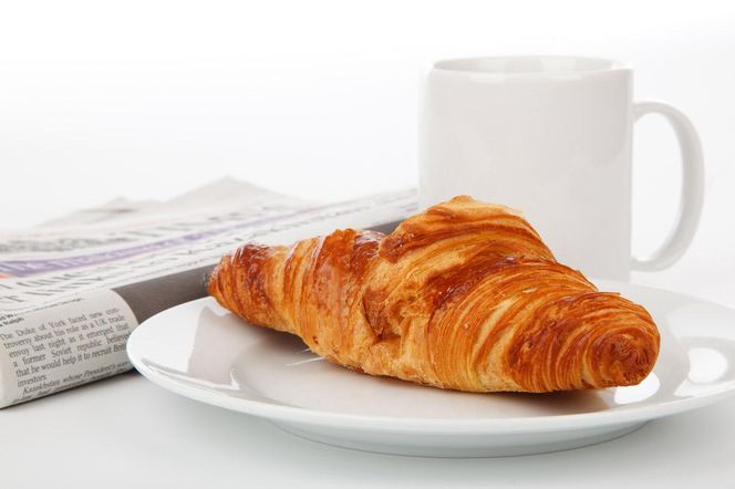 Papież rozdaje croissanty rzymskim kloszardom