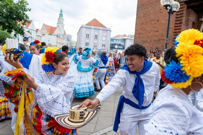 Dni Folkloru w Olsztynie 2025. Ulicami Starego Miasta przeszedł barwny korowód