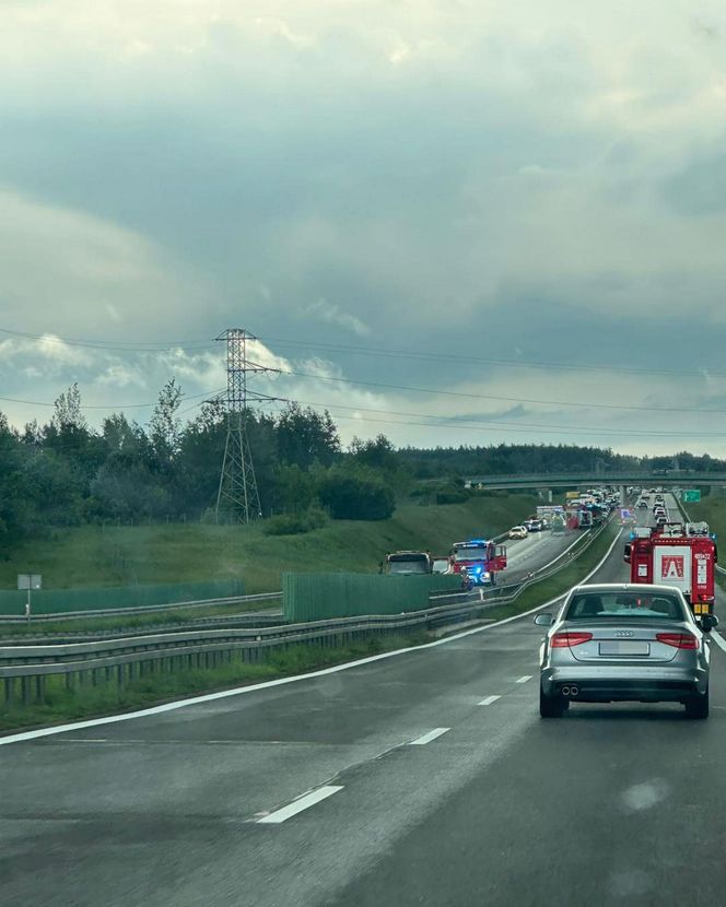 Tragiczny wypadek na S7 w Łącznej. Nie żyje kobieta, dwie osoby ranne