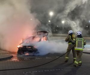 Nowa Wieś: Przy Decathlonie auto paliło się jak pochodnia. Mogło dość do wybuchu