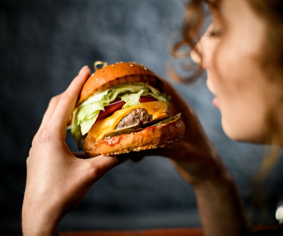 Kobieta je burgera