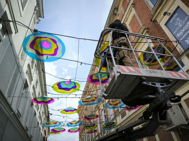 Nowe ozdoby nad ulicami w centrum Leszna 