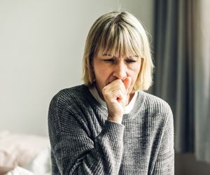 Ten objaw może oznaczać raka płuc albo refluks. Lekarka mówi, kiedy nie należy go lekceważyć