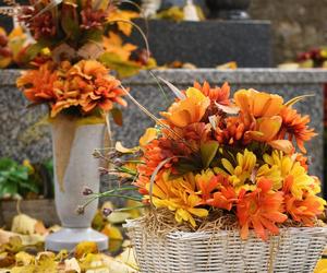 Stroik ze sztucznych kwiatów na cmentarz