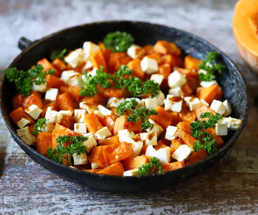 Pieczona dynia z fetą. Łatwy przepis na pyszne sezonowe danie