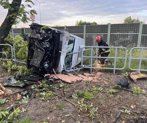 Wypadek na DTŚ. Samochód dostawczy wypadł z drogi. Jedna osoba poszkodowana