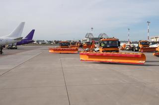 Parada na Lotnisku Chopina. Na płytę wyjechały specjalistyczne pojazdy