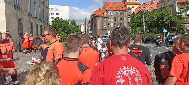 Protest ratowników medycznych w centrum Katowic. Domagają się podwyżek, zablokowali główną ulicę miasta [ZDJĘCIA]