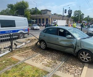 Wypadek na Grochowskiej w Warszawie. Auto zablokowało ruch tramwajowy