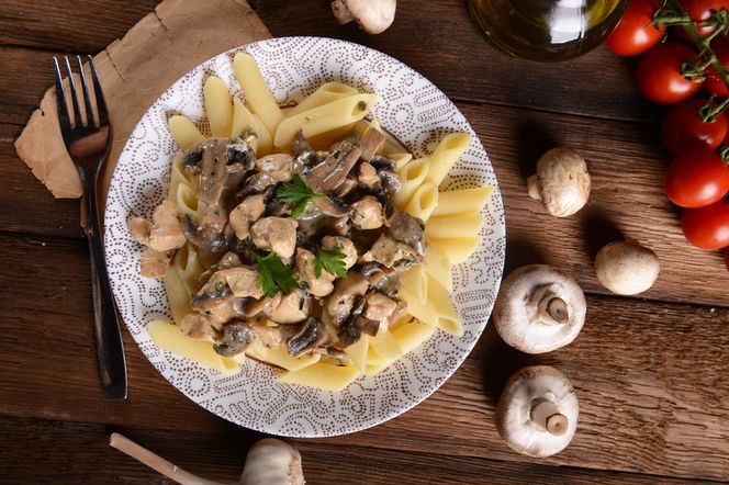 Makaron z kurczakiem i grzybami w sosie śmietanowym