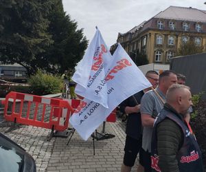 Konferencja prasowa hutników przed Ministerstwem Przemysłu w Katowicach