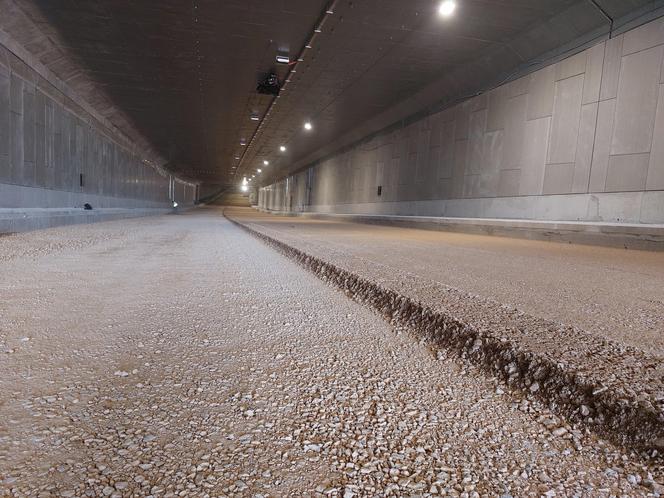 Betonowanie nawierzchni w tunelu w Zielonkach na północnej obwodnicy Krakowa