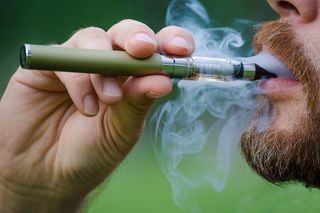 Nie tylko płuca! E-papierosy niszczą mikrobiom nosa – groźne konsekwencje dla zdrowia
