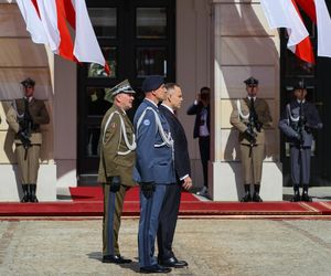 Uroczyste wejście Pary Prezydenckiej do Pałacu Prezydenckiego. Przemarsz ulicami Warszawy