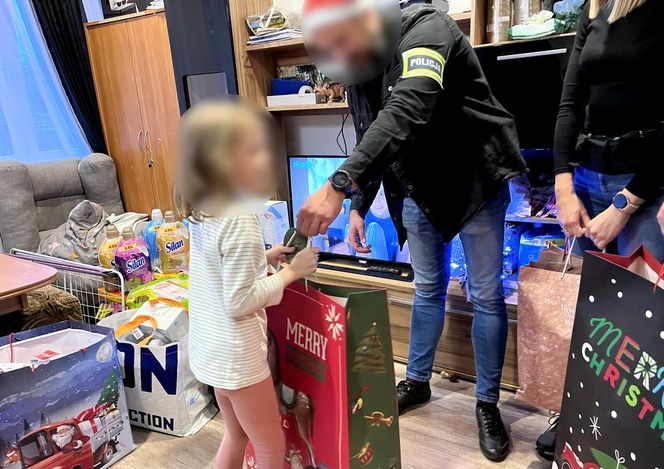 Samotnie wychowuje siedmioro dzieci! Takiego prezentu od policjantów się nie spodziewał