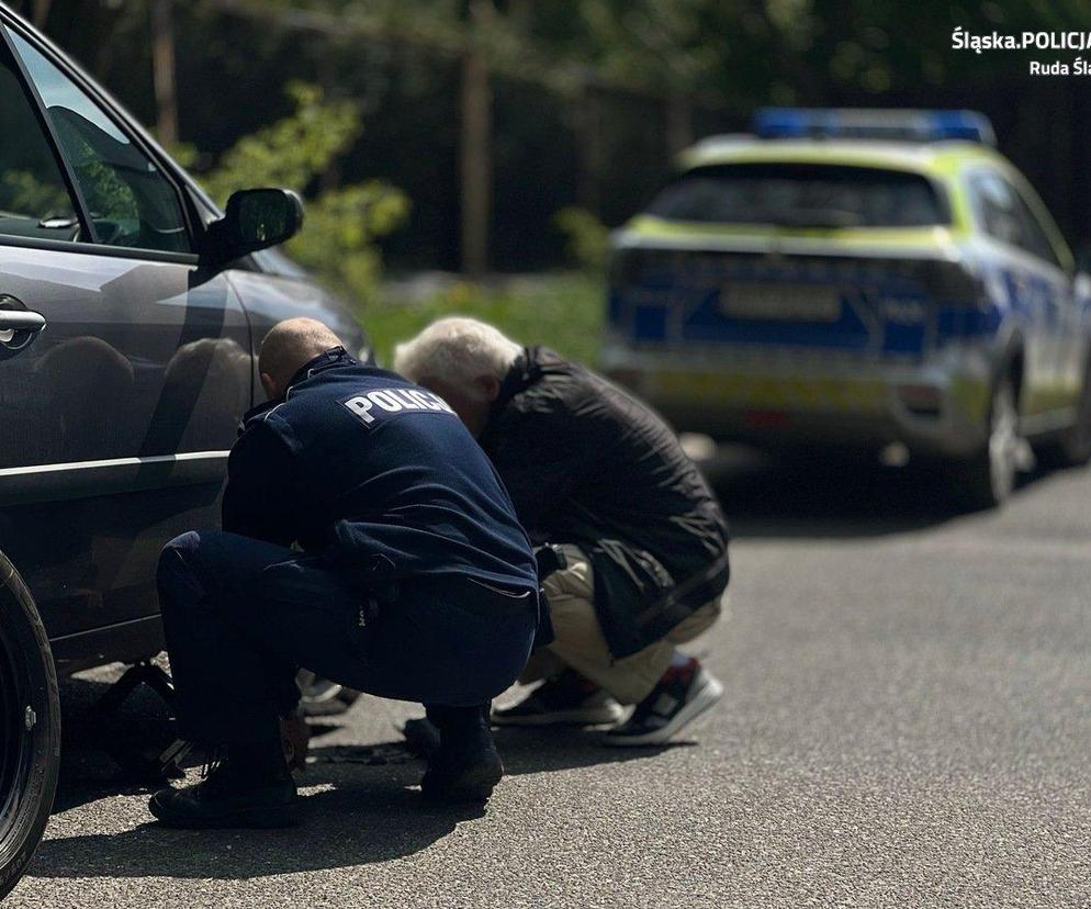 Policjanci z Rudy Śląskiej pomogli seniorowi. Mundurowi wymienili mu koło w samochodzie