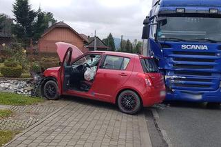 Koszmarny wypadek w Siołkowej. Suzuki staranowane przez ciężarówkę