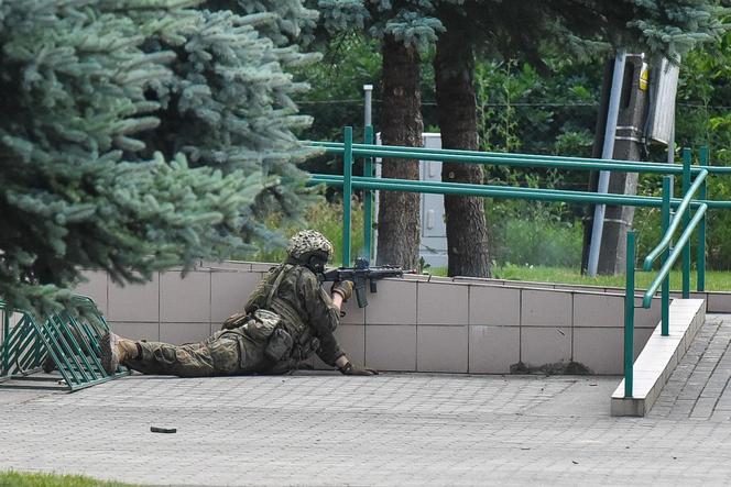 Efektowne ćwiczenia WOT w Czernikowie pod Toruniem. "Scenariusz zakładał atak przeciwnika na szkołę z kilkudziesięcioma uczniami"