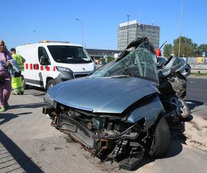 Wypadek w Alejach Jerozolimskich. Samochód uderzył w autobus. Kierowca osobówki nie żyje