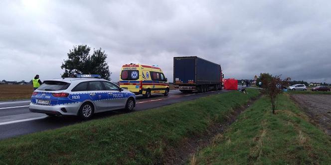 Wypadek w Pomarzanach DZIŚ: W zderzeniu osobówki z TIR-em zginęli MŁODZI LUDZIE! Po 10-latka przyleciał śmigłowiec LPR