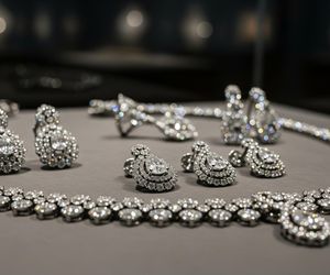 Kradzież w Luwrze. Czy skradzione klejnoty trafiły na Vinted?