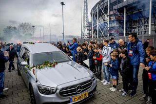 Kibice pożegnali Leo Beenhakkera. Ostatnia droga byłego reprezentanta Polski