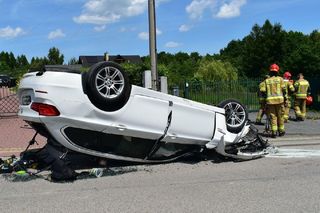 Dachowanie bmw w Krzyworzece. Kierowca miał ponad 2,5 promila