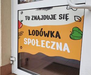 Lodówki społeczne w Olsztynie. Nowa stanęła w centrum kampusu akademickiego [ZDJĘCIA]