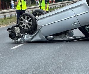 Dachowanie w Markach. Dwie osoby ranne, w tym dziecko