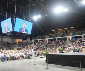 Kongres Świadków Jehowy w Olsztynie. W hali Urania chrzest przyjęli nowi członkowie [ZDJĘCIA]