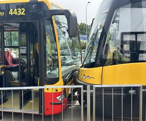 Czołowe zderzenie autobusu miejskiego z tramwajem. Kierowca zasłabł za kierownicą