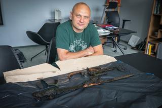 Pracownik Muzeum Wojska w Białymstoku znalazł na wakacjach skarb. To miecz Wikingów z X wieku! [ZDJĘCIA]