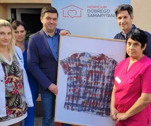 Koszulka ministra zdrowia powędruje na aukcję dla lubelskiego hospicjum 
