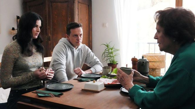Barwy szczęścia odc. 3205. Błażej Modrzycki (Piotr Ligienza), Weronika (Maria Świłpa), matka (Elżbieta Kijowska)